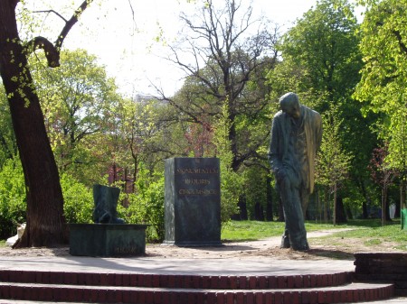 norbert sarnecki,nie pomnik w montażu, żywica poliestrowa, wys. postaci 240 cm.jpg